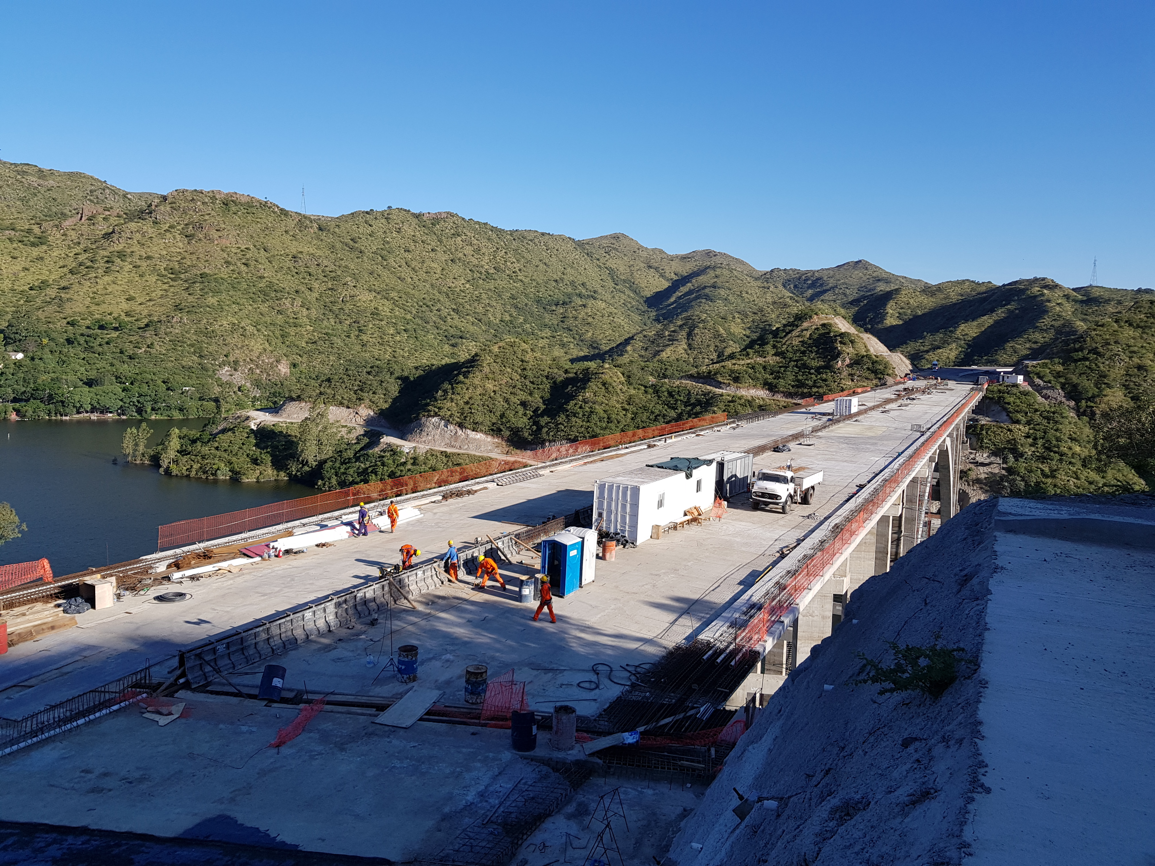 Fotografía de obra vial de PILCA; verificar correspondencia con las obras nombradas